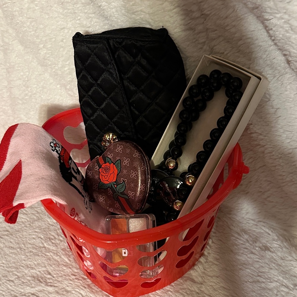 Women’s Accessories Bundle - Picture 2 of 11